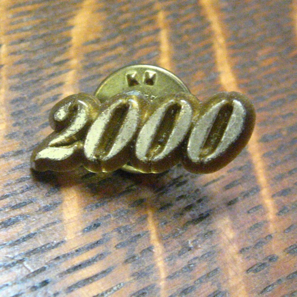 Y2K Year 2000 Two Thousand Vintage Gold Lapel Pin